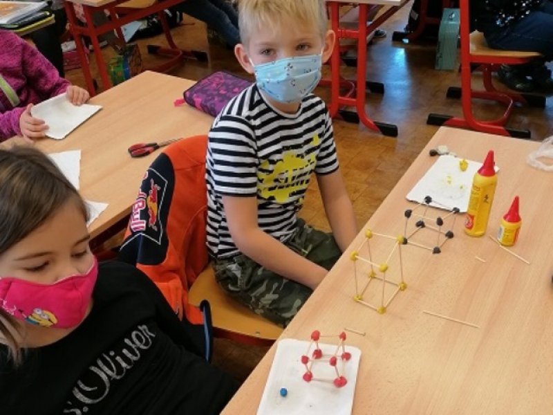 Žáci 2.A  procvičují geometrická tělesa