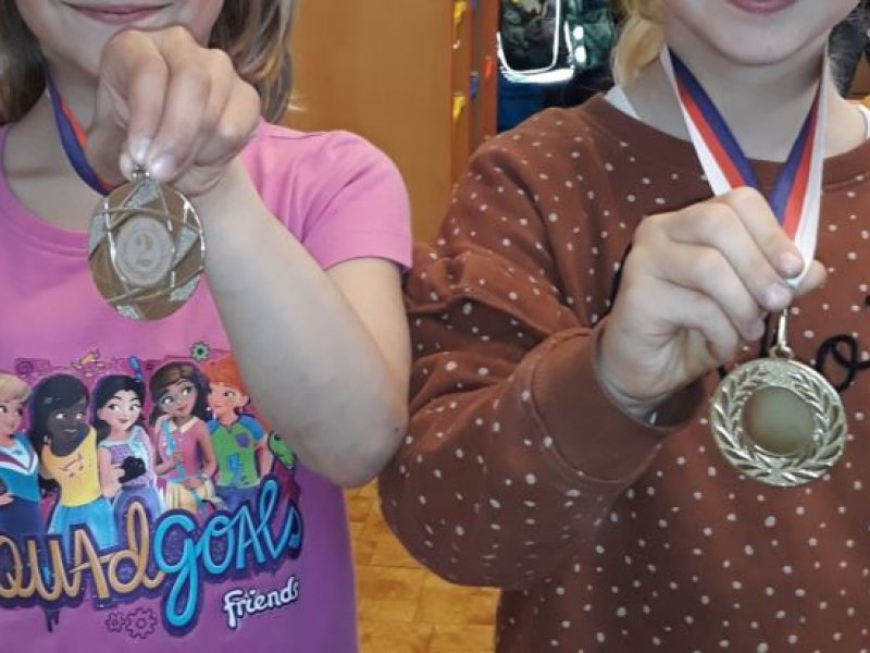 Budoucí Věra Čáslavská a Lída Formanová