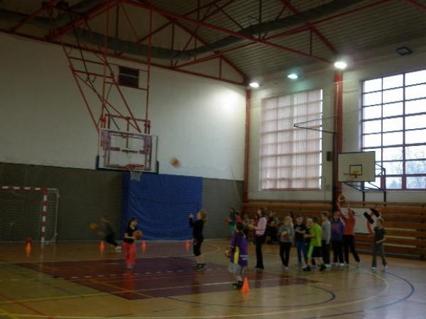 Třídy 4.A a 4.C si vyzkoušely basketbal
