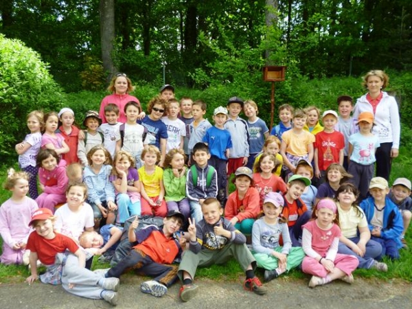 PRVŇÁČCI OTVÍRAJÍ STUDÁNKU A ČISTÍ LES V OKOLÍ DEVÍTI DUBŮ